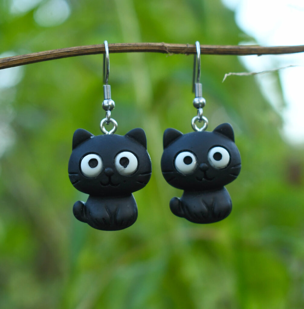 Musta kassi kõrvarõngad