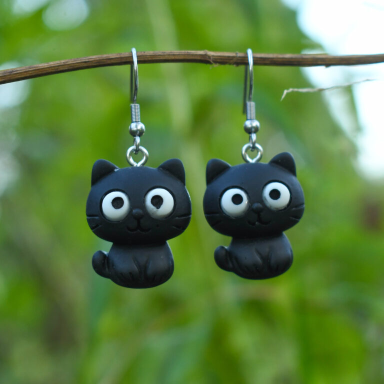 Musta kassi kõrvarõngad