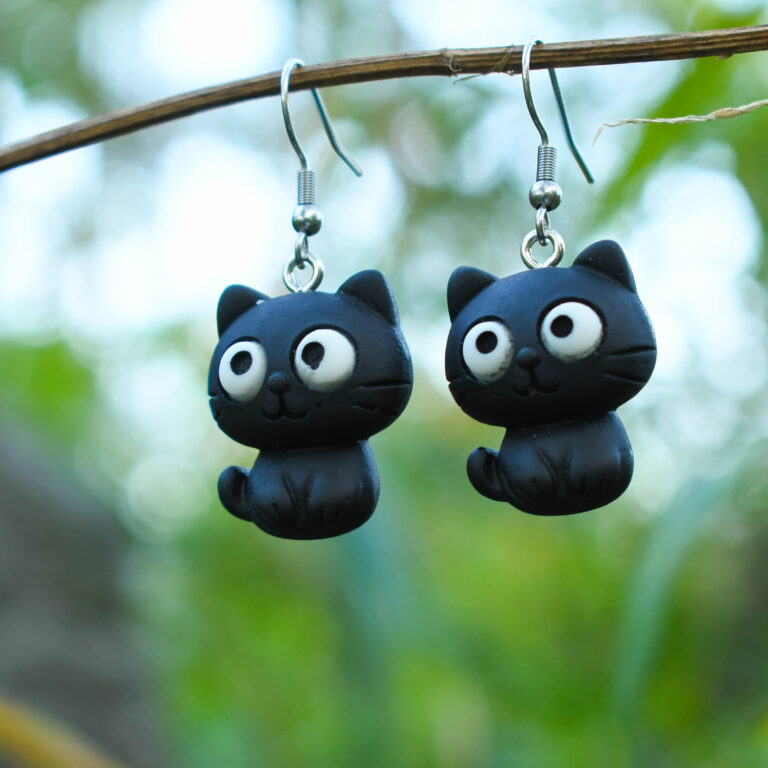 Musta kassi kõrvarõngad