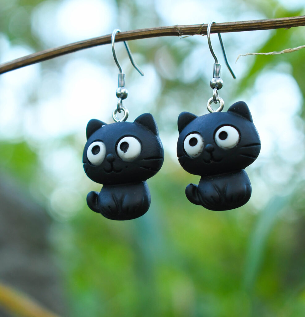 Musta kassi kõrvarõngad