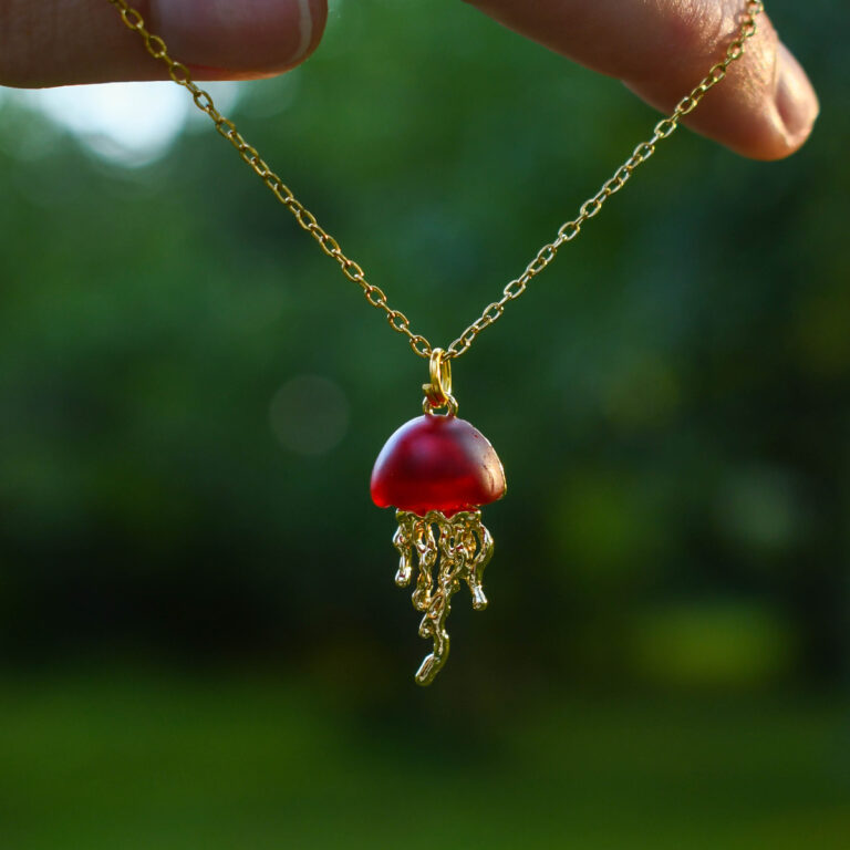 Punane kuldne meduus kaelakee