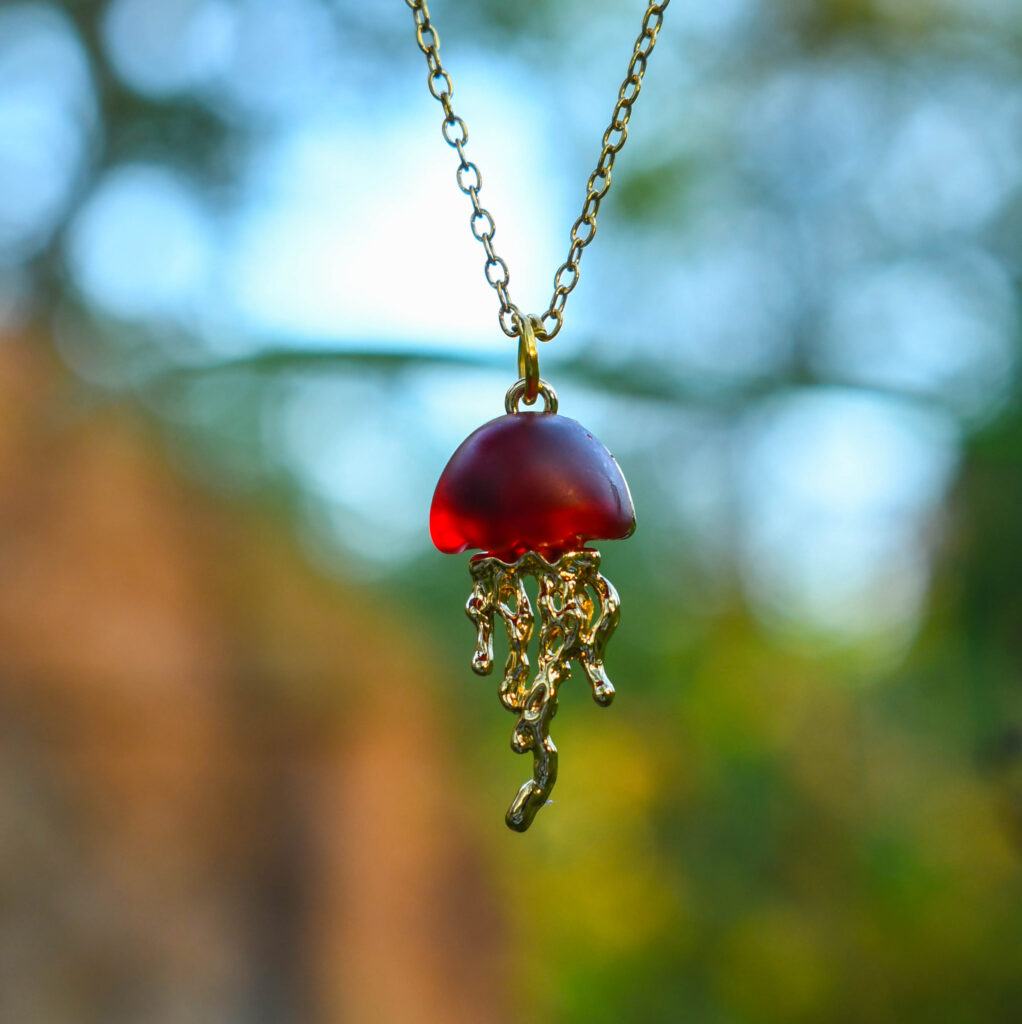 Punane kuldne meduus kaelakee