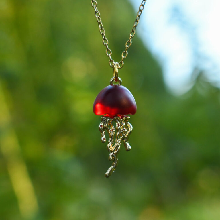 Punane kuldne meduus kaelakee