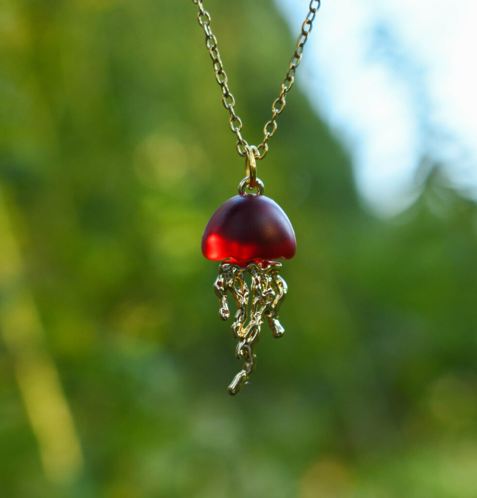 Punane kuldne meduus kaelakee