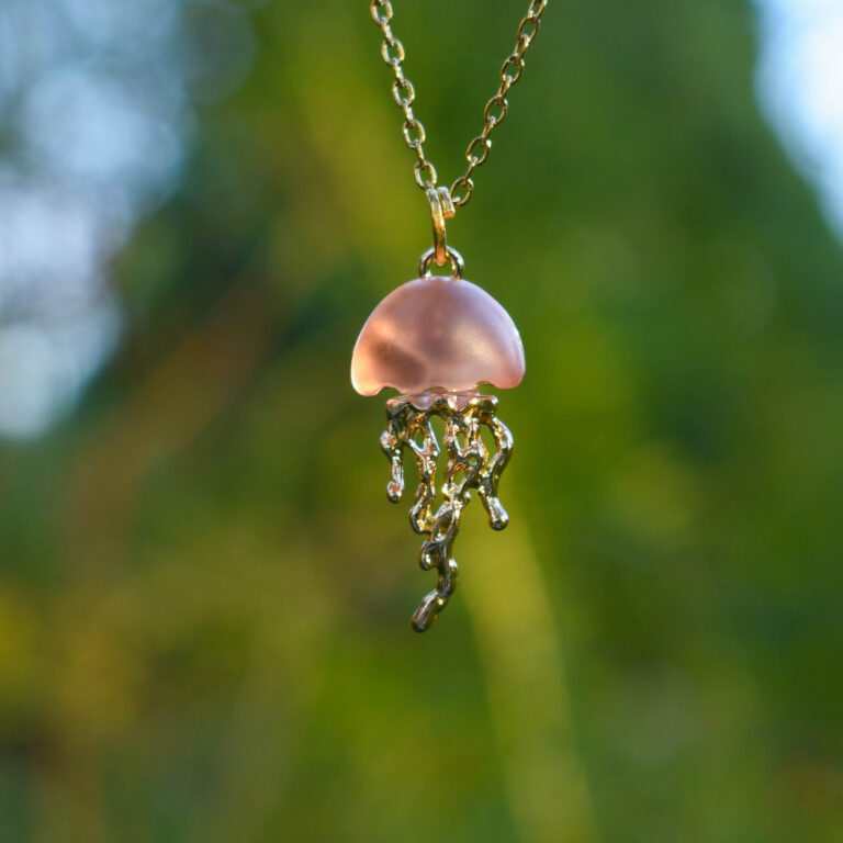 Roosa kuldne meduus kaelakee