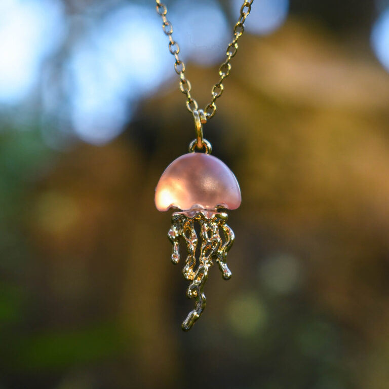 Roosa kuldne meduus kaelakee