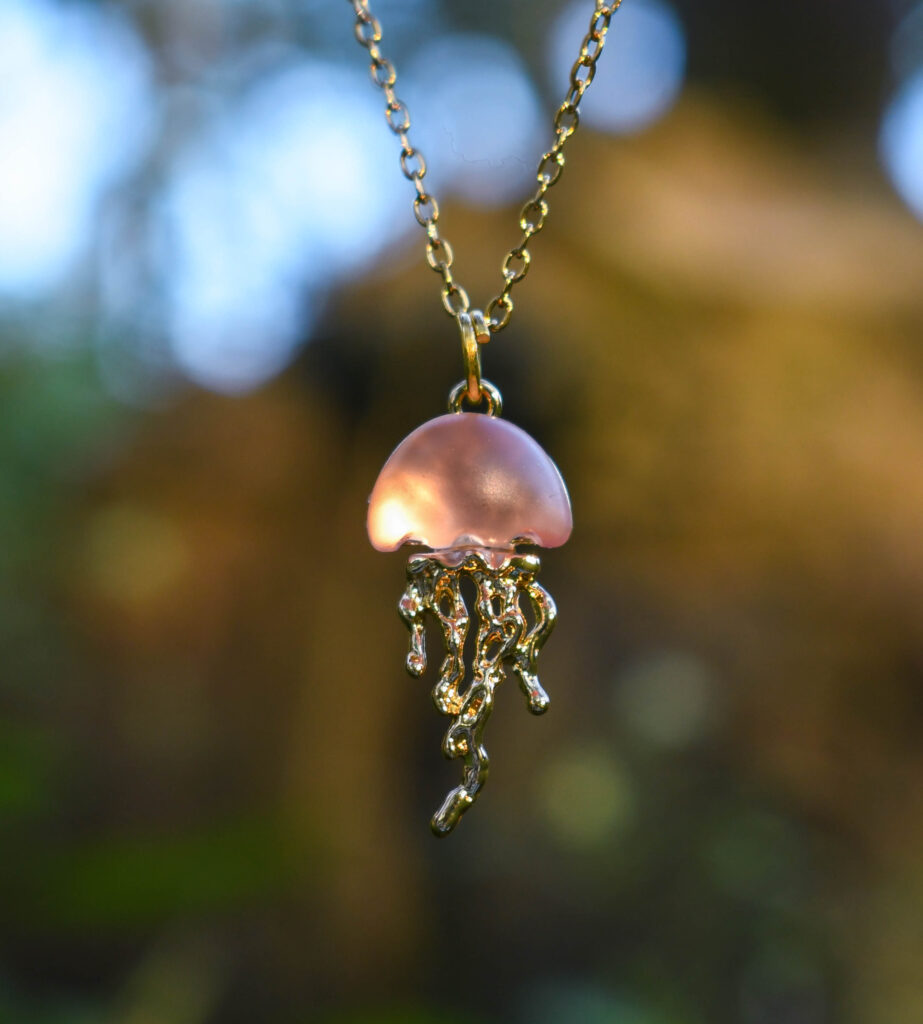 Roosa kuldne meduus kaelakee