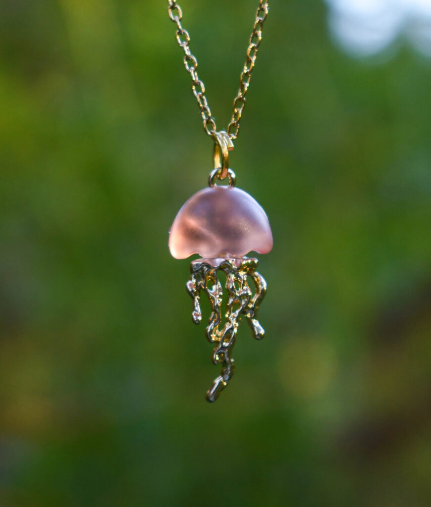 Roosa kuldne meduus kaelakee