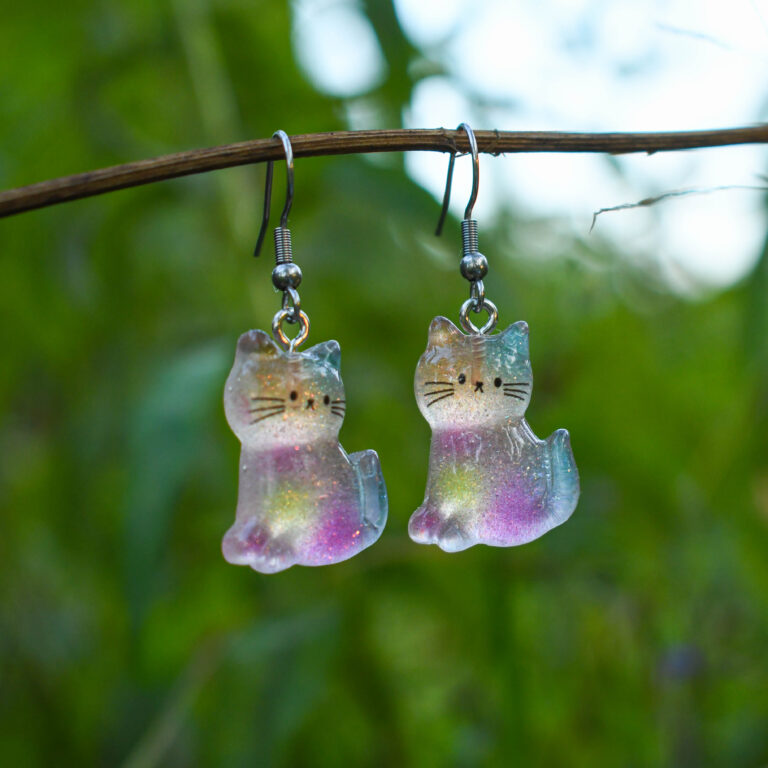 Sädeleva kassi kõrvarõngad