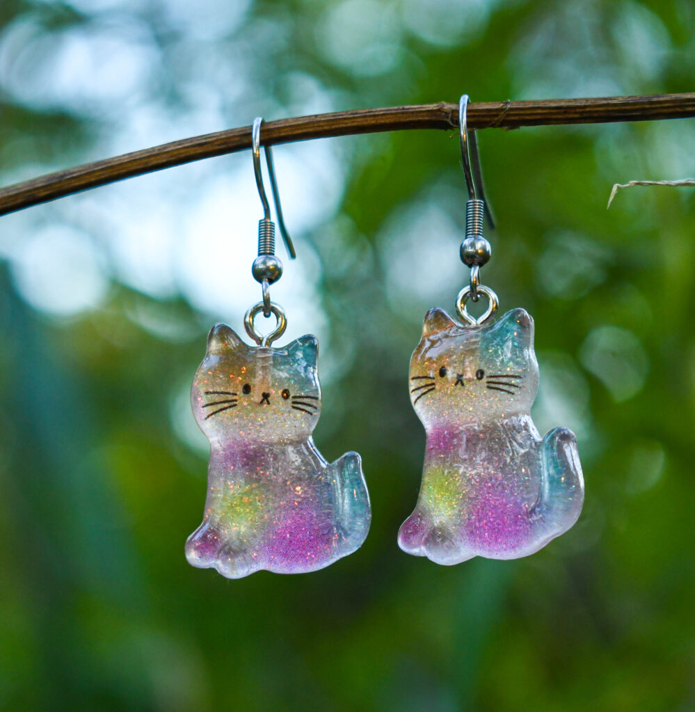 Sädeleva kassi kõrvarõngad