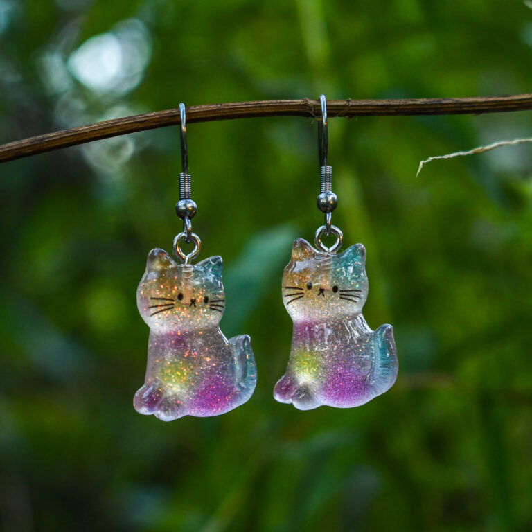 Sädeleva kassi kõrvarõngad