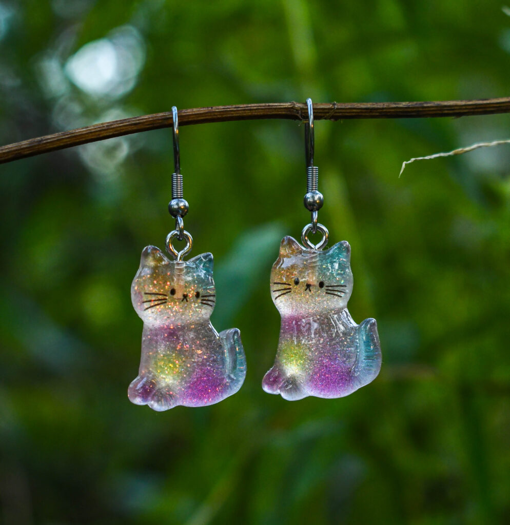 Sädeleva kassi kõrvarõngad