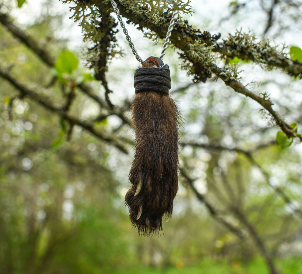 Metsnugise tagajalg kaelakee võtmehoidja